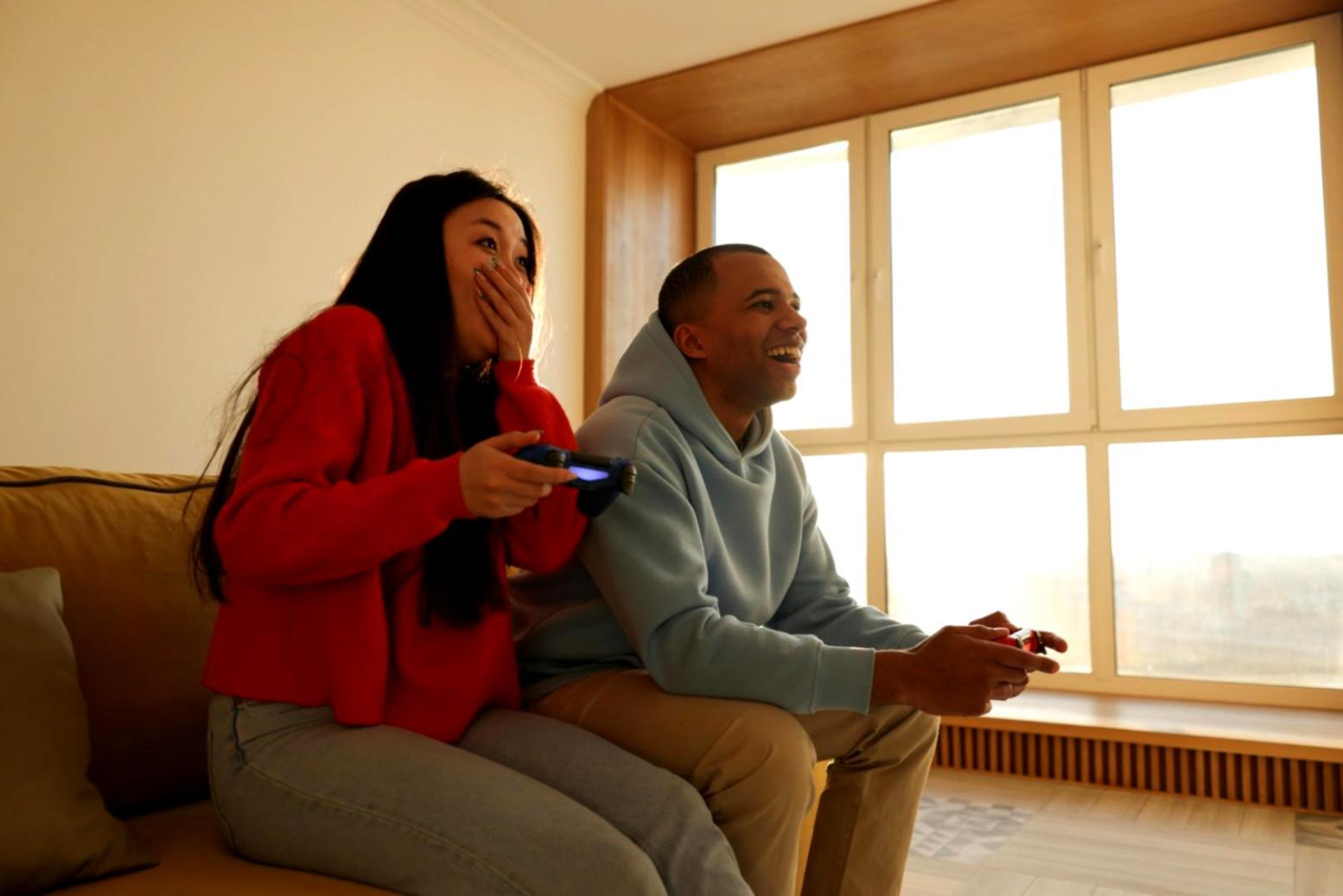 Genitori che praticano tecniche di ascolto attivo con i propri figli