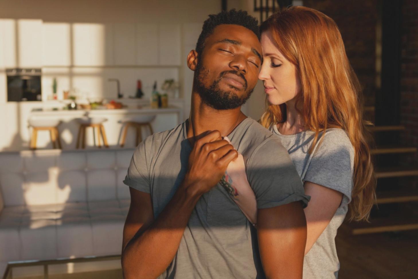 Famiglia unita che affronta insieme le sfide quotidiane con determinazione