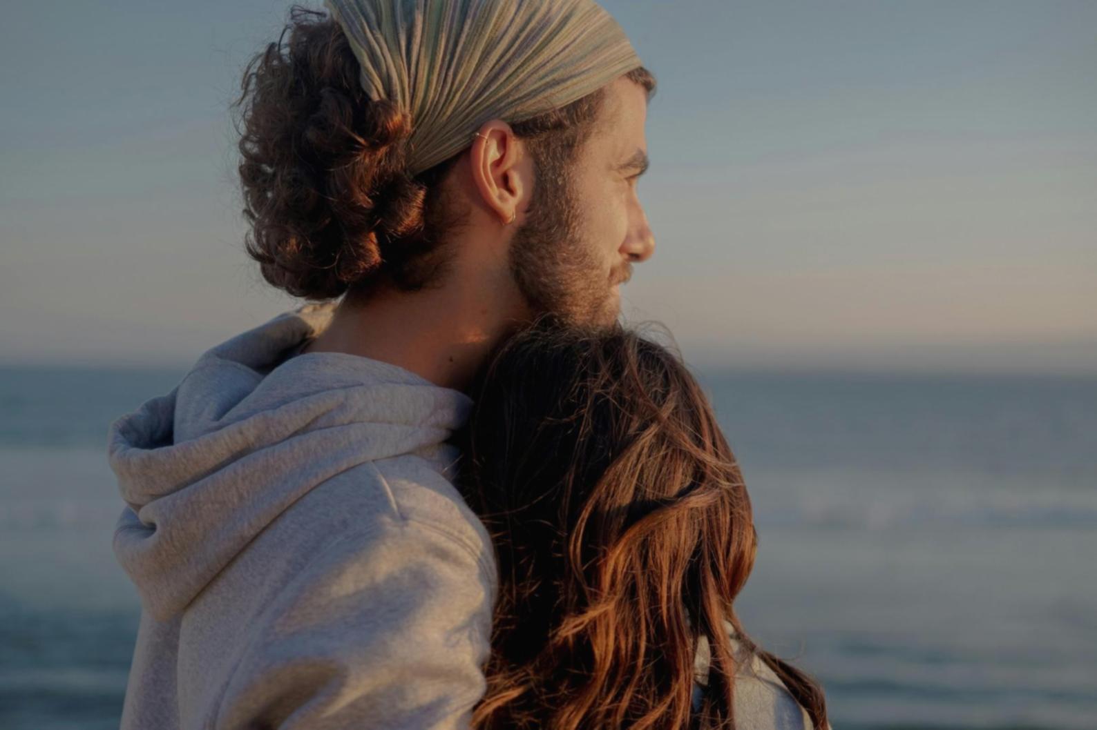 Momento di condivisione e comprensione reciproca in famiglia